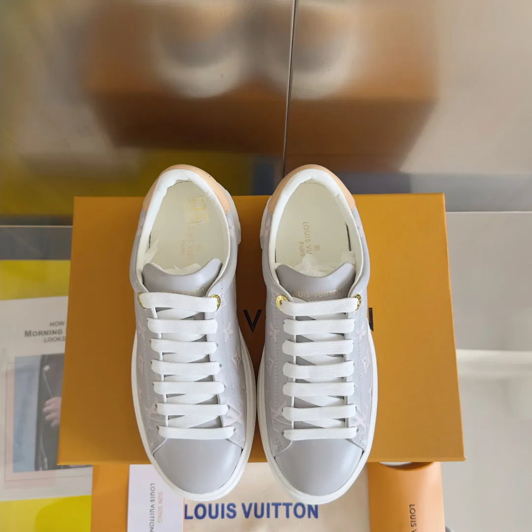 👟👟Ex-factory price 740👟👟 Top version LV Louis Vuitton L House Donkey Brand Stadium Series Casual Sports Shoes White Shoes Dexun Shoes Original purchase, development and production LV Stadium sports shoes are soft cow leather partially embossed with Monogram patterns, reproducing the retro design trend. Monogram canvas trim and toe perforations bring together exquisite details, the tongue is decorated with LV letter label, and the outsole depicts the Louis Vuitton logo. Exquisitely packaged at the delivery counter🛍📦 ▪️ Fabric: Original imported first-layer cowhide ▪️ Lining: Original imported soft sheepskin lining ▪️ Sole: Original open-molded non-slip rubber outsole ▪️ Bottom thickness: 3CM ▪️ Size: Women's 35-41